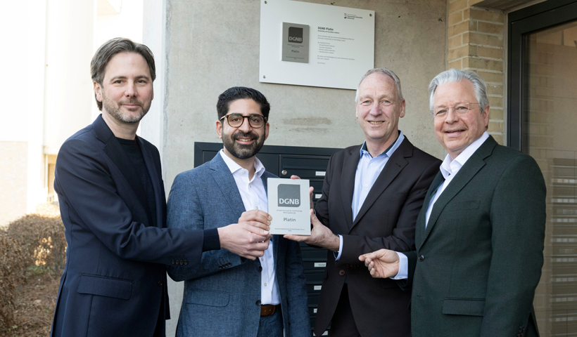 Von links.: Professor Dr. Marcus Gwechenberger, Dezernent für Planen und Wohnen, Wohnungsbauminister Kaweh Mansoori, Dr. Thomas Hain, Leitender Geschäftsführer NHW, Dr. Constantin Westphal, Geschäftsführer NHW.
