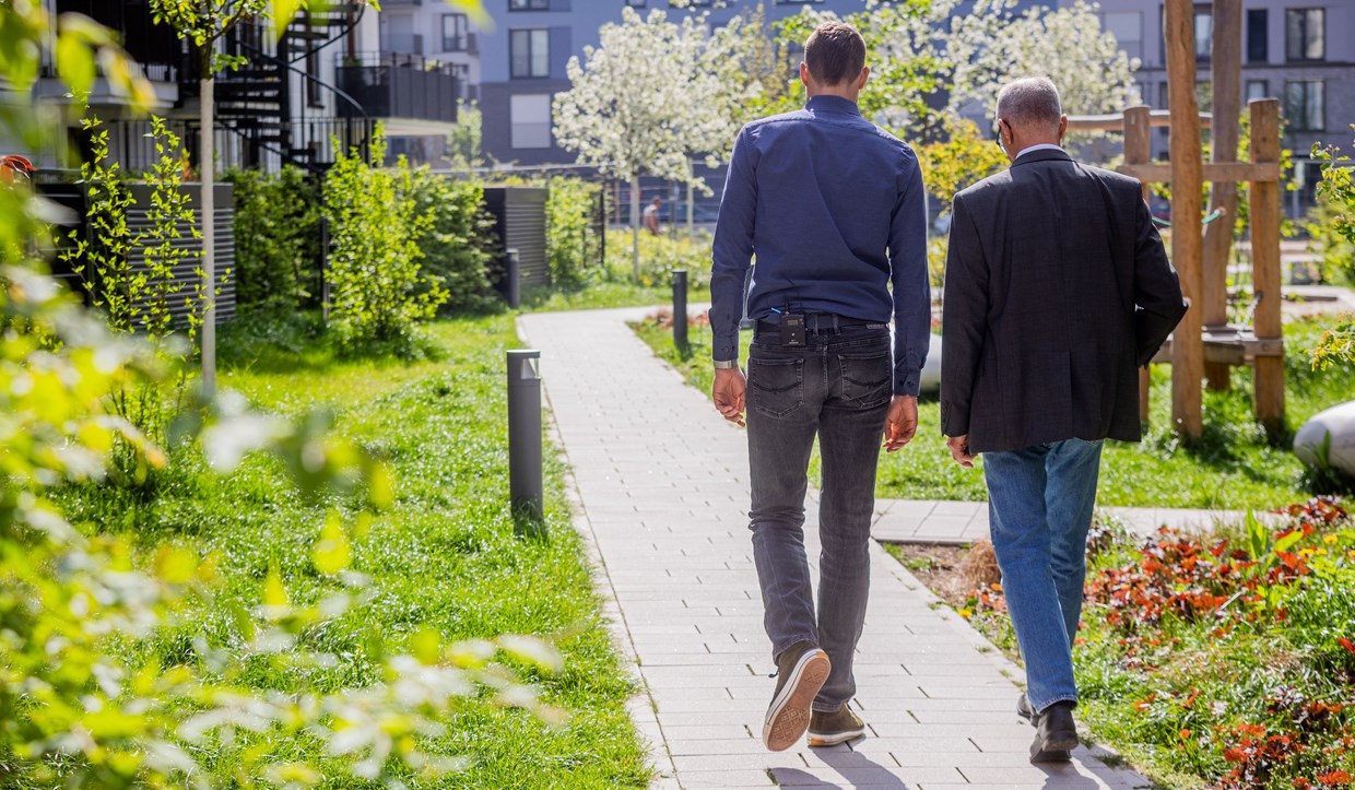 Rückenansicht der beiden NHW Mitarbeiter beim Spaziergang durch Schönhofviertel.