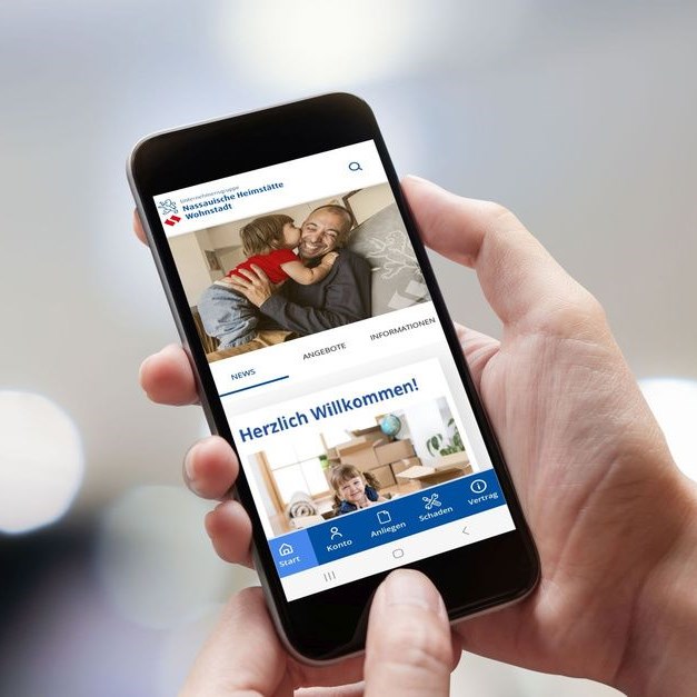 Bild von einem Smartphon, das in zwei Händen gehalten wird. Es ist das Startbild der Mieter-App "mittendrin wohnen" zu sehen.