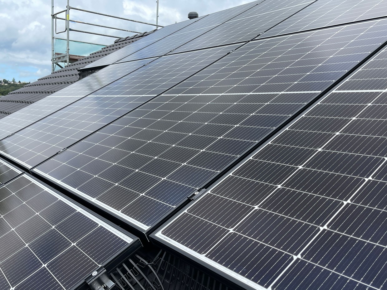 Mehrere Solarpanele auf einem Dach