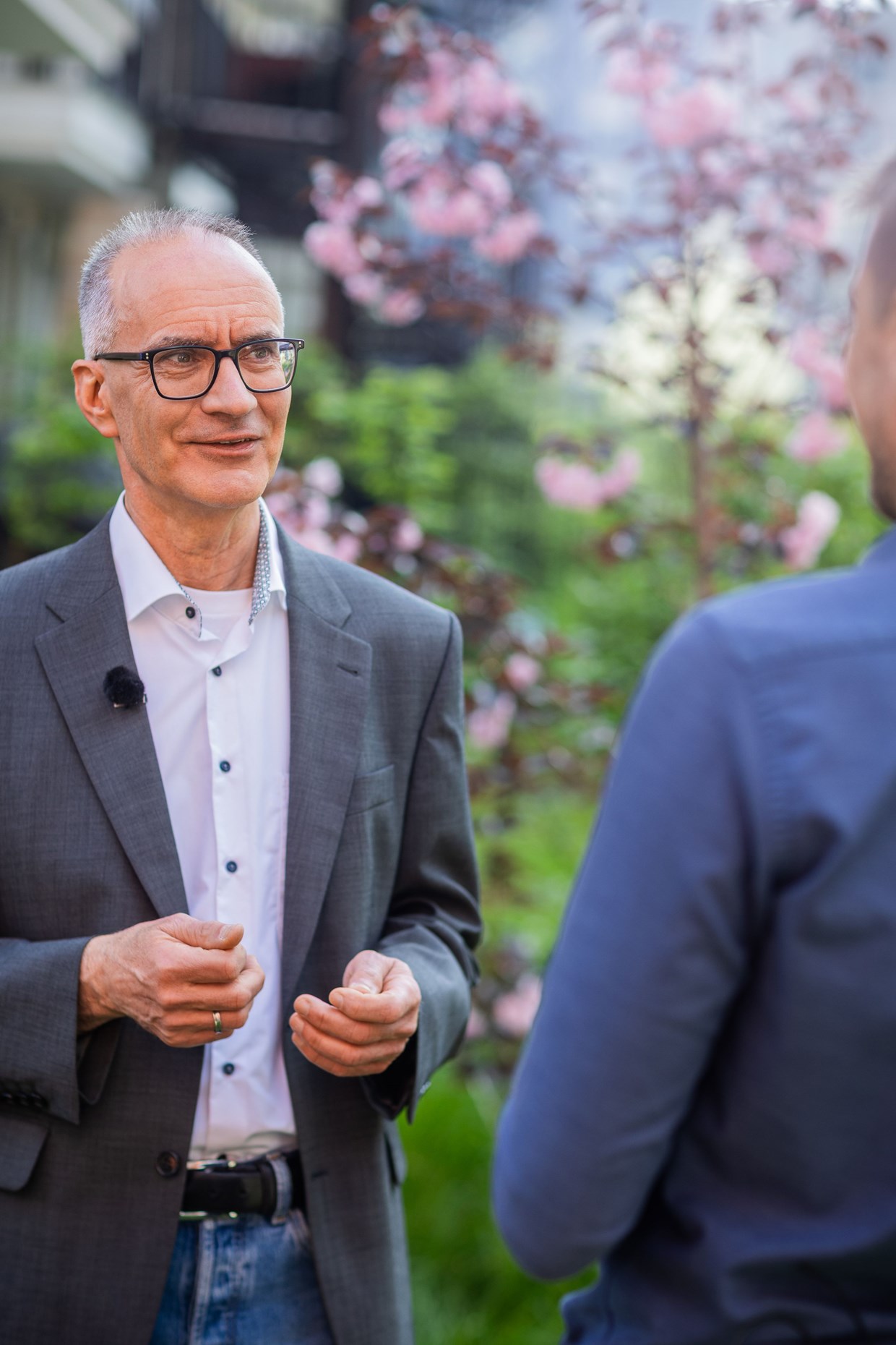 Mitarbeiter der NHW im Schönhof-Viertel hat den Blick auf seinen Gesprächspartner gerichtet und erklärt etwas