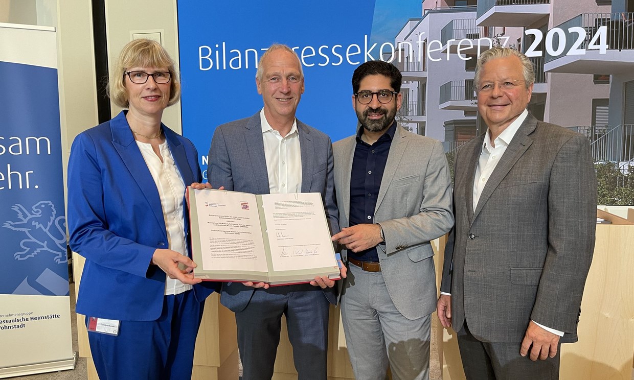 Gruppenbild mit den drei NHW-Geschäftsführern sowie dem Staatsminister Kaweh Mansoori bei der Bilanzpressekonferenz 2024